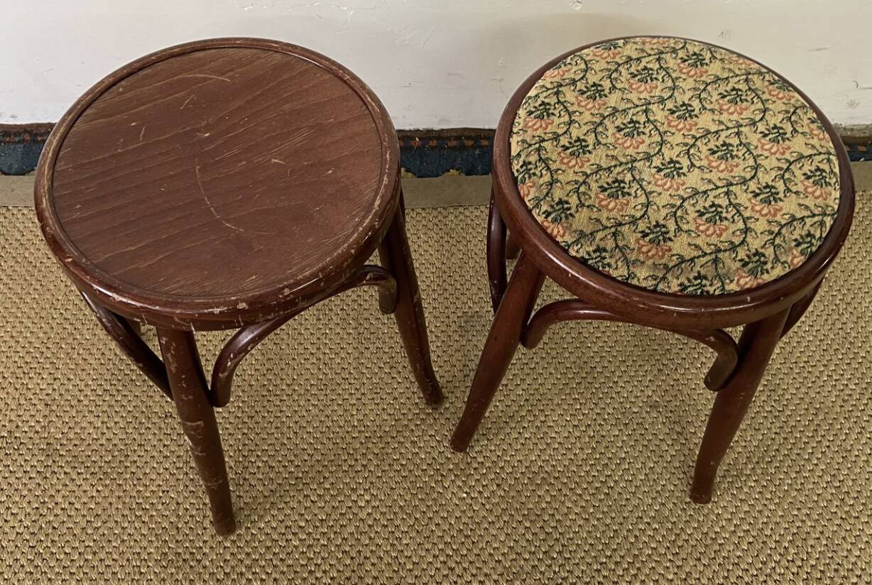 Paire de tabourets bas en bois courbé style "Thonet" vintage