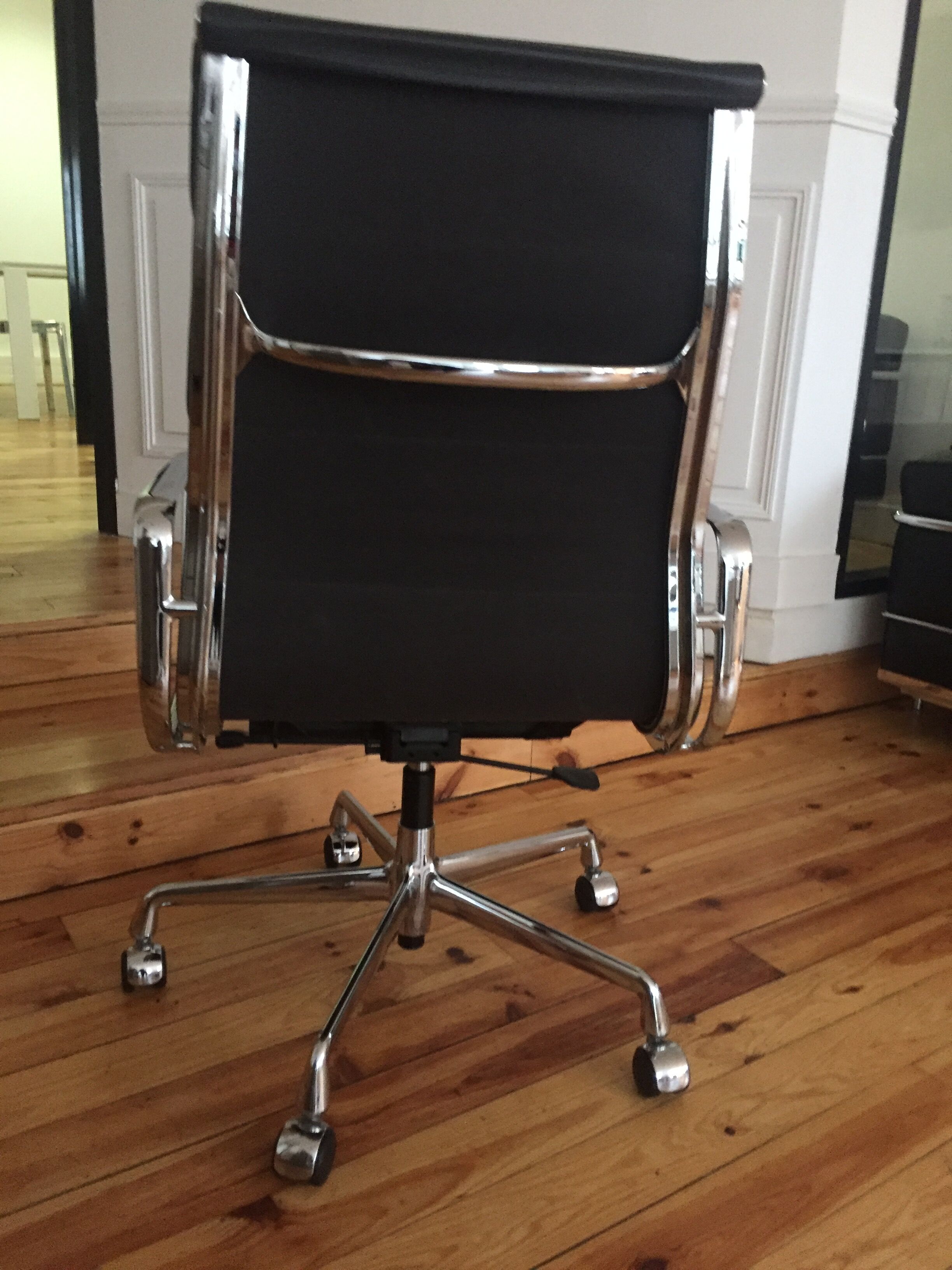 Soft Pad EA219 desk chair by Charles & Ray Eames