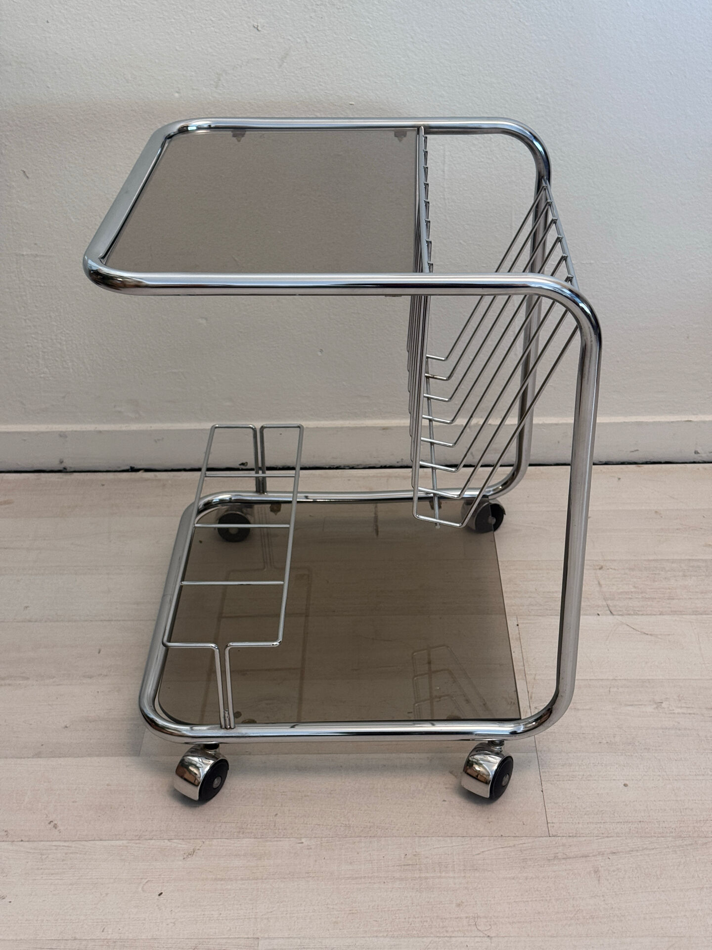 Chariot de bar vintage en cadre de tube chromé avec verre fumé des années 70
