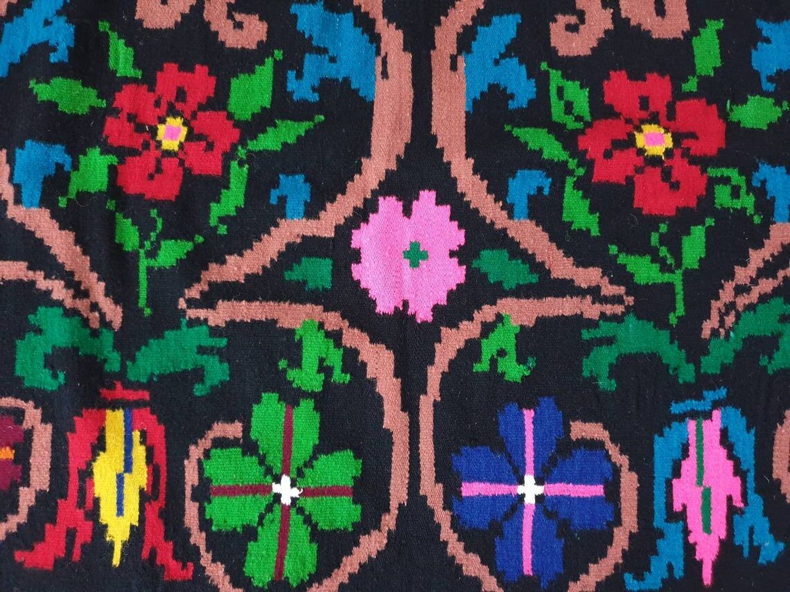 Romanian handwoven wool carpet with floral design, 155x200cm