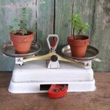 Small household scale with weight