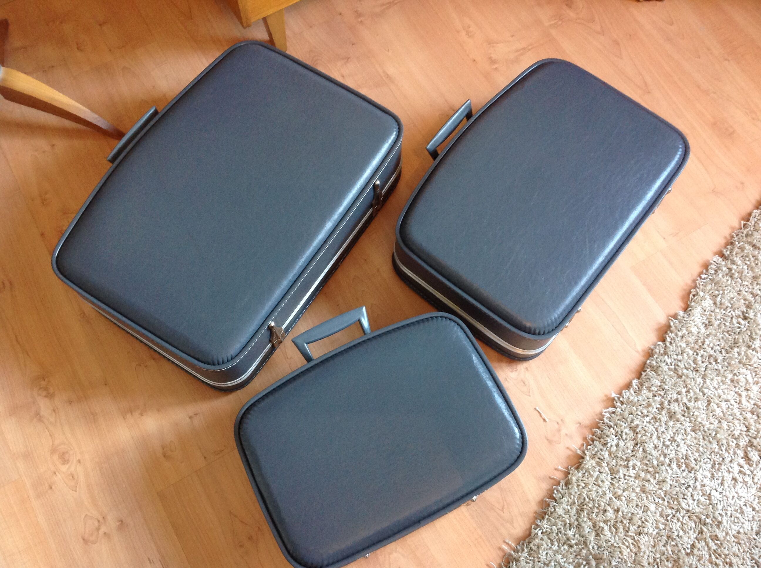 Set of three grey air hostess suitcases / vintage 60s-70s