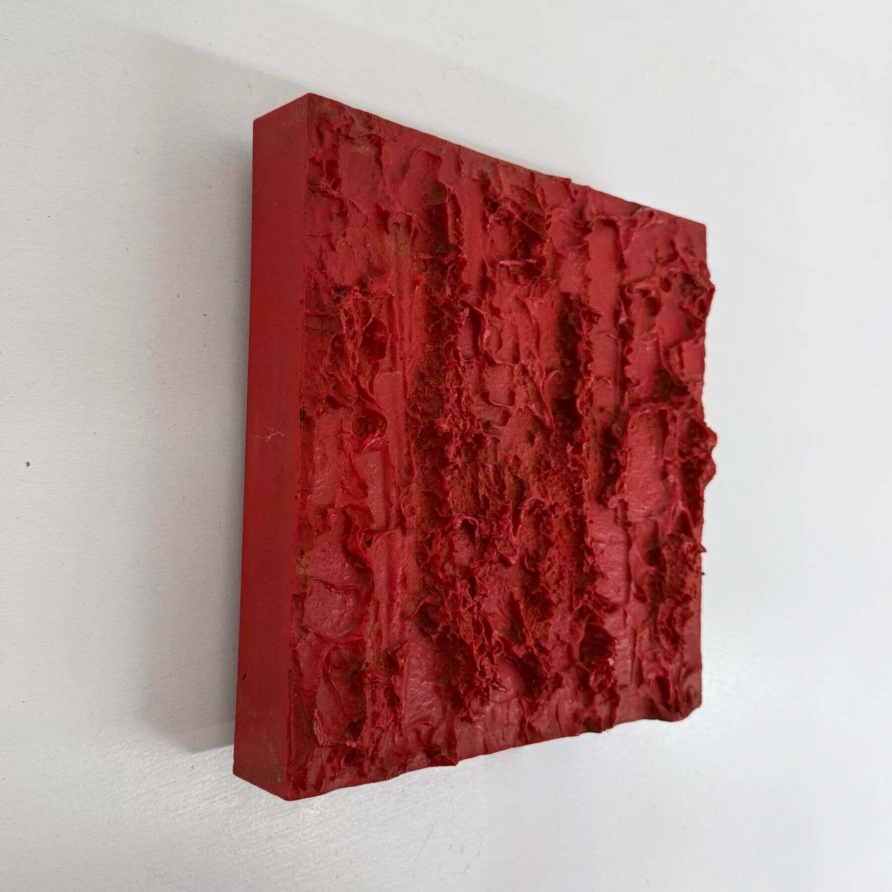 Lampe murale sculpturale rouge design Uwe Mersch des années 1970.