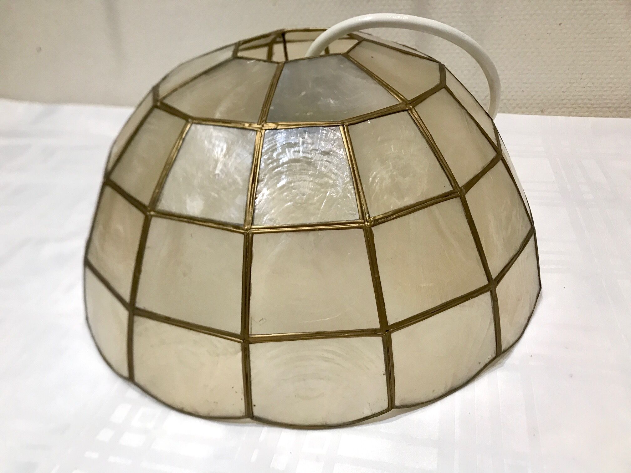 Mother-of-pearl and brass suspension