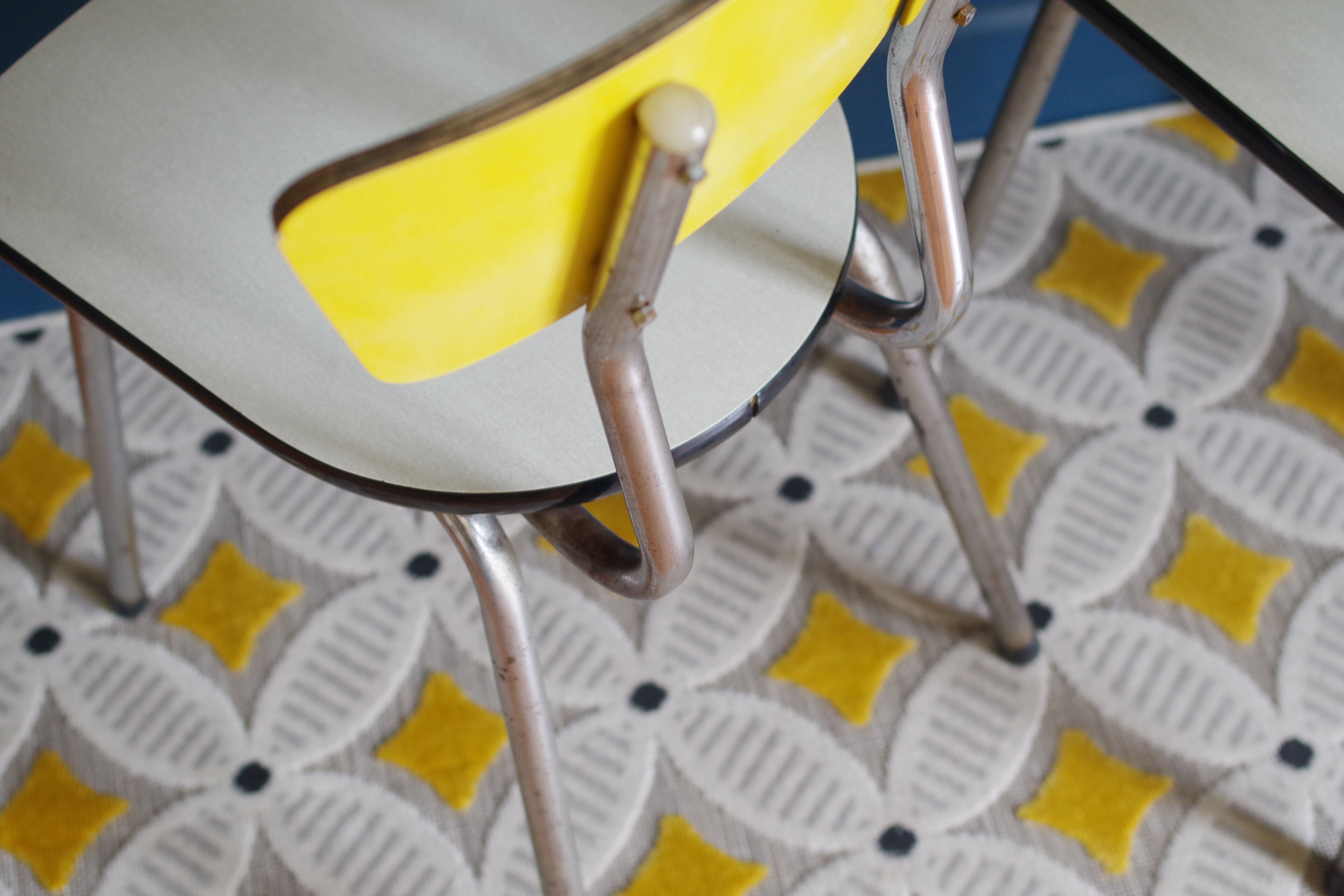 Série de 4 chaises en formica  bicolore jaune et blanc chiné