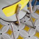 Série de 4 chaises en formica  bicolore jaune et blanc chiné