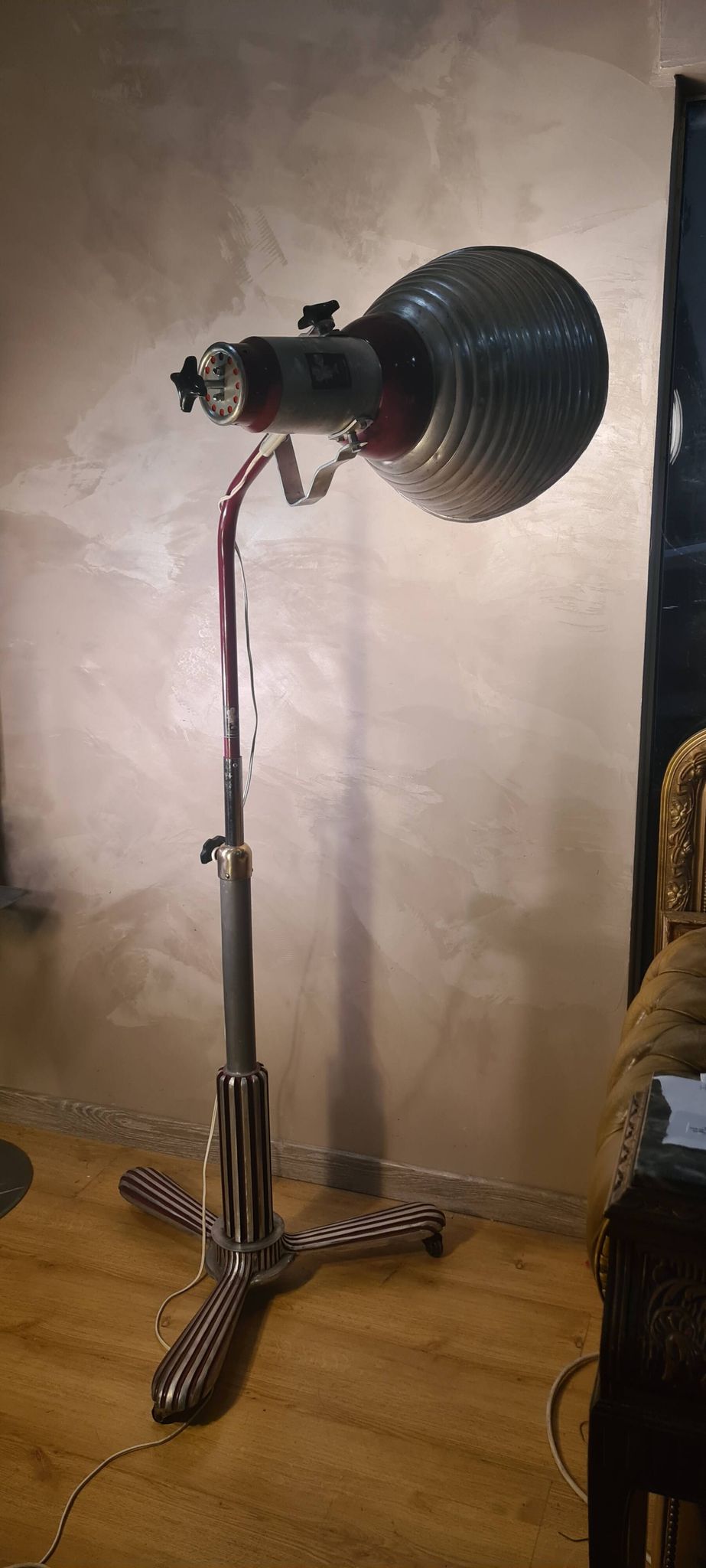 lampadaire 1940  rarestyle projecteur pieds sur roulettes  alu masif    180x110x70