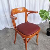 Fauteuil vintage en bois courbé : chaise de pub irlandaise en similicuir rouge des années 1970
