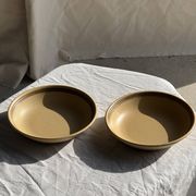 Lot de 2 assiettes creuses en grès liseré brun et marron D21,5
