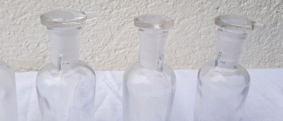 6 glass vials with glass plugs