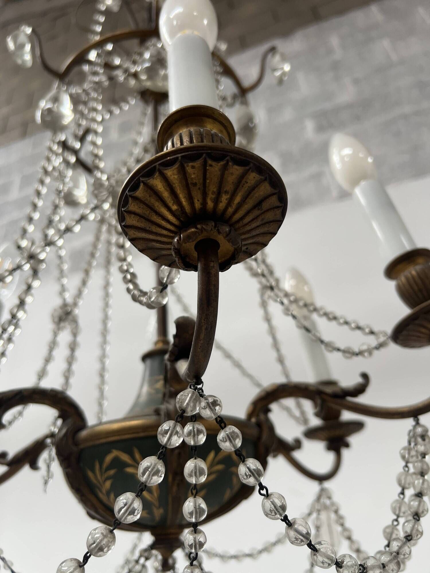 Louis XVI style chandelier with a pearl garland and painted tin, 20th century.