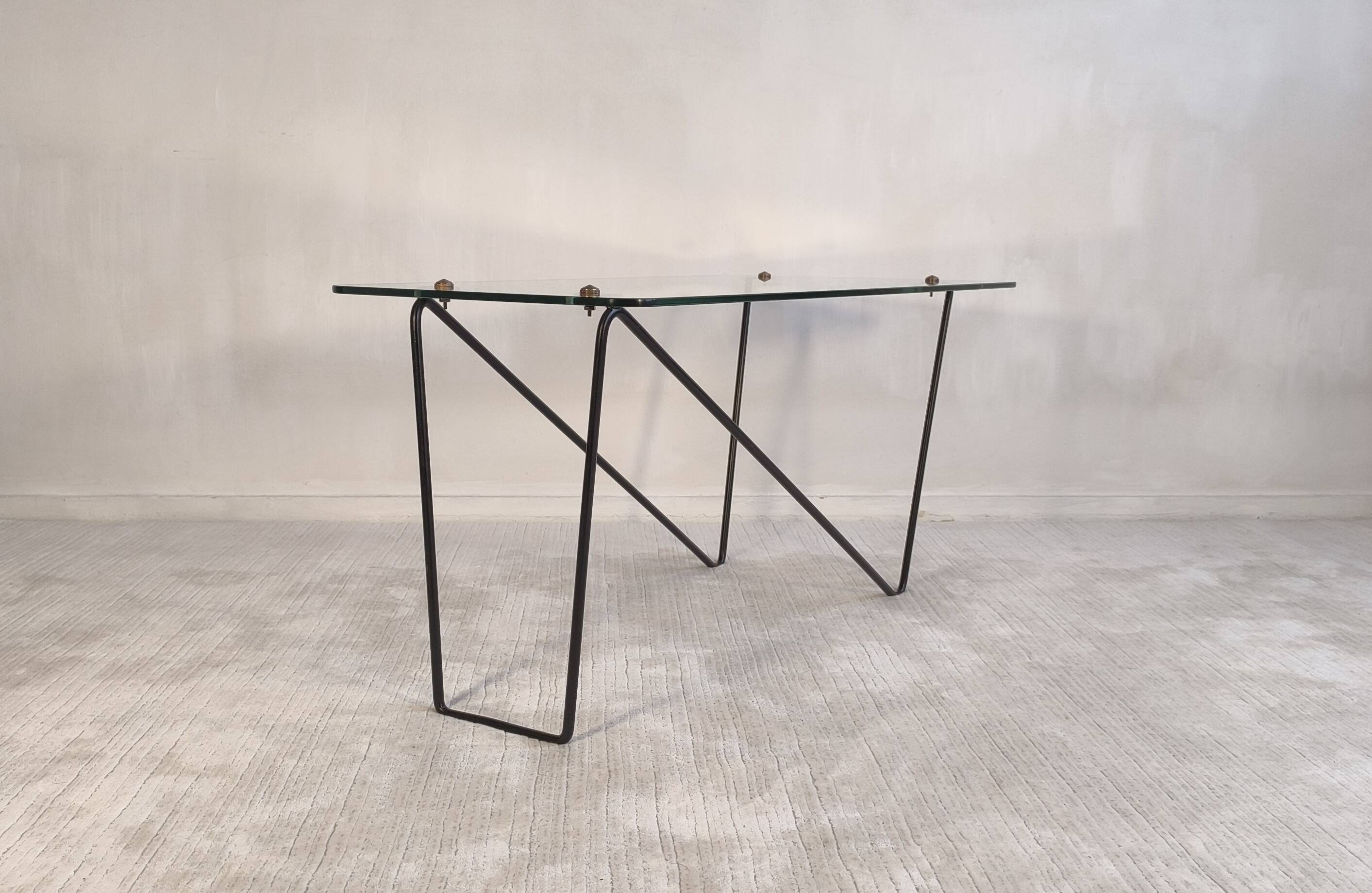 Superb asymmetrical coffee table AIRBORNE 1950s glass and lacquered metal.