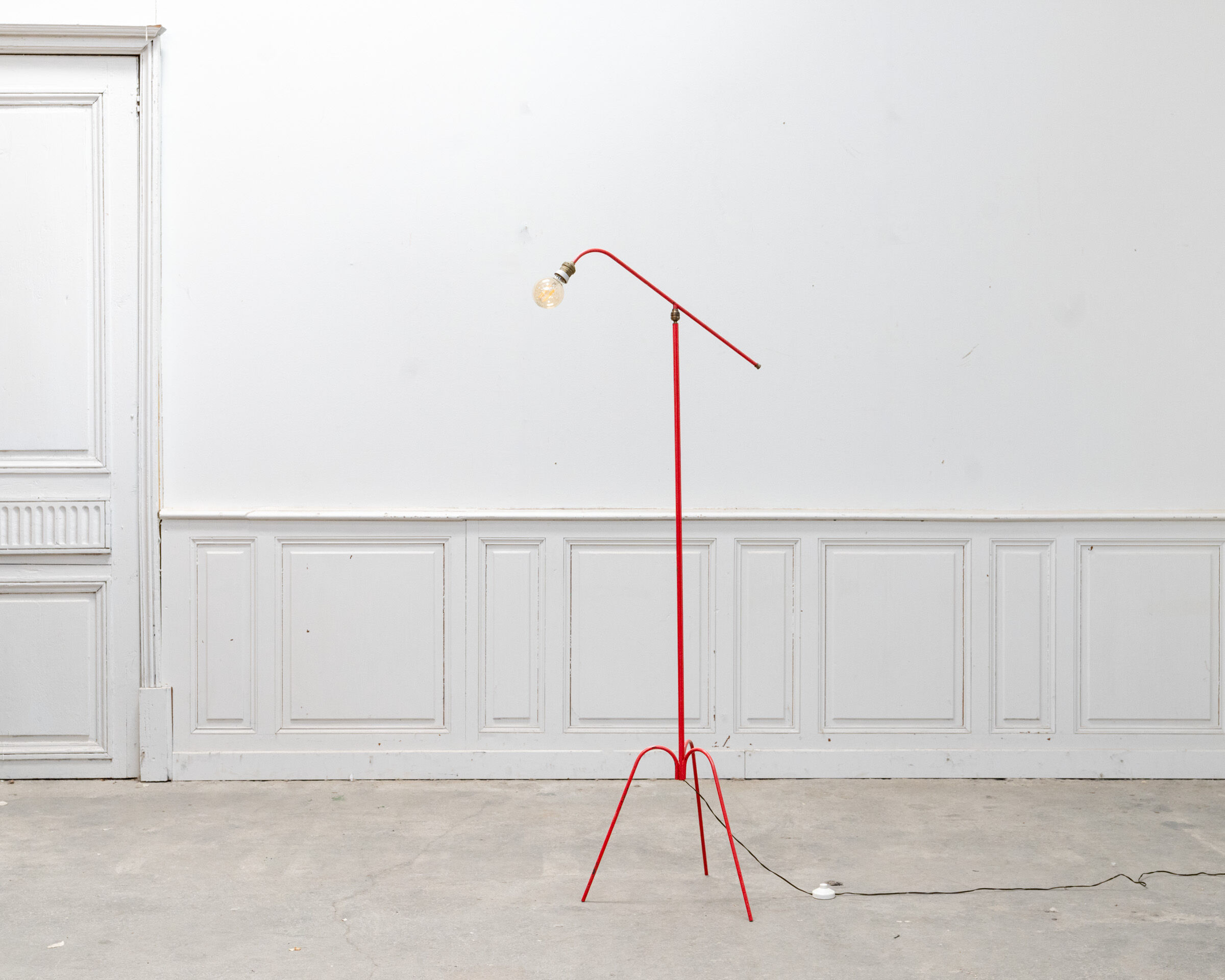 Lampe vintage tripode rouge, axe sur rotule 1950