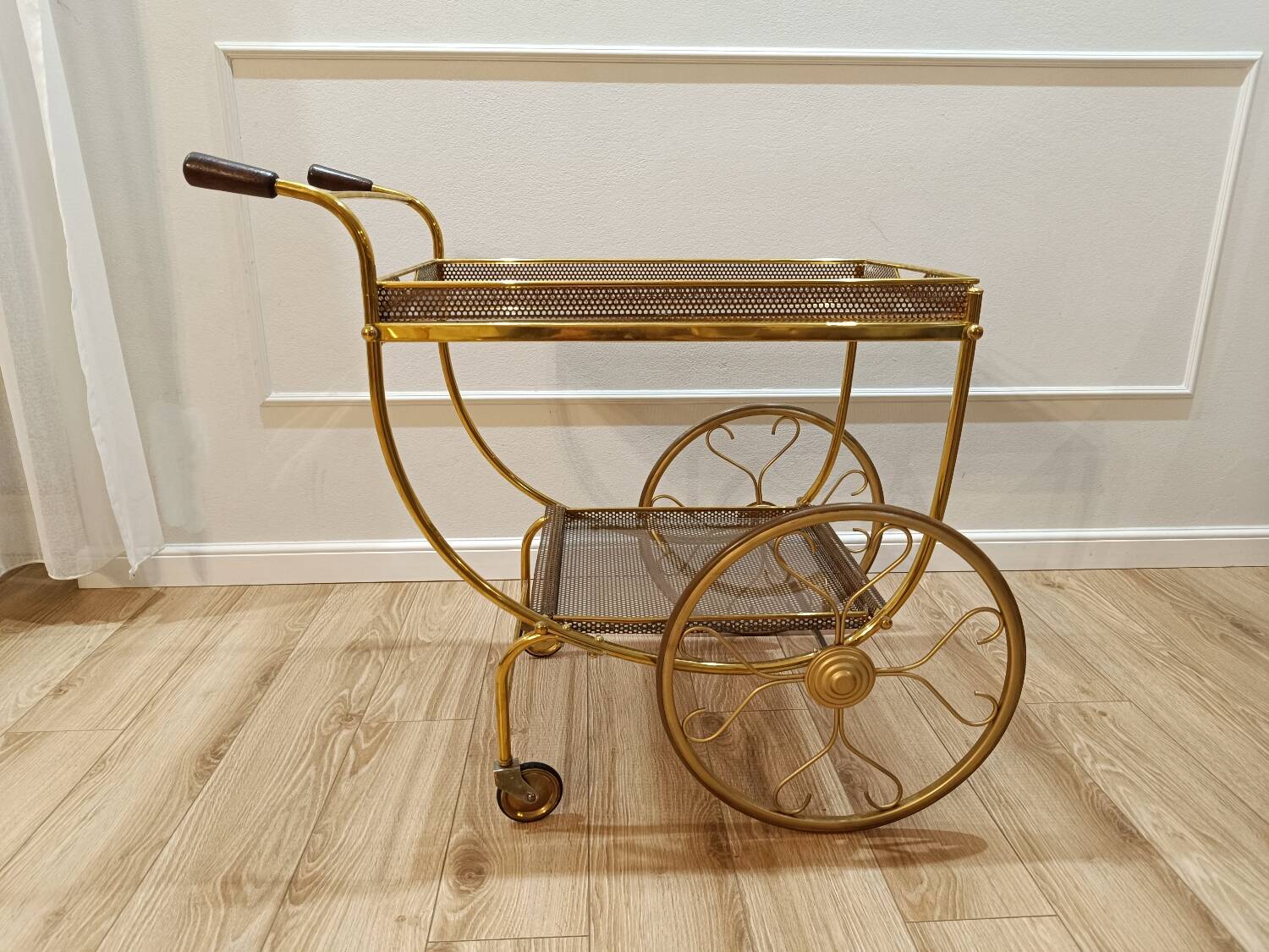 Desserte en laiton et cuivre par Josef Frank pour Svenskt Tenn