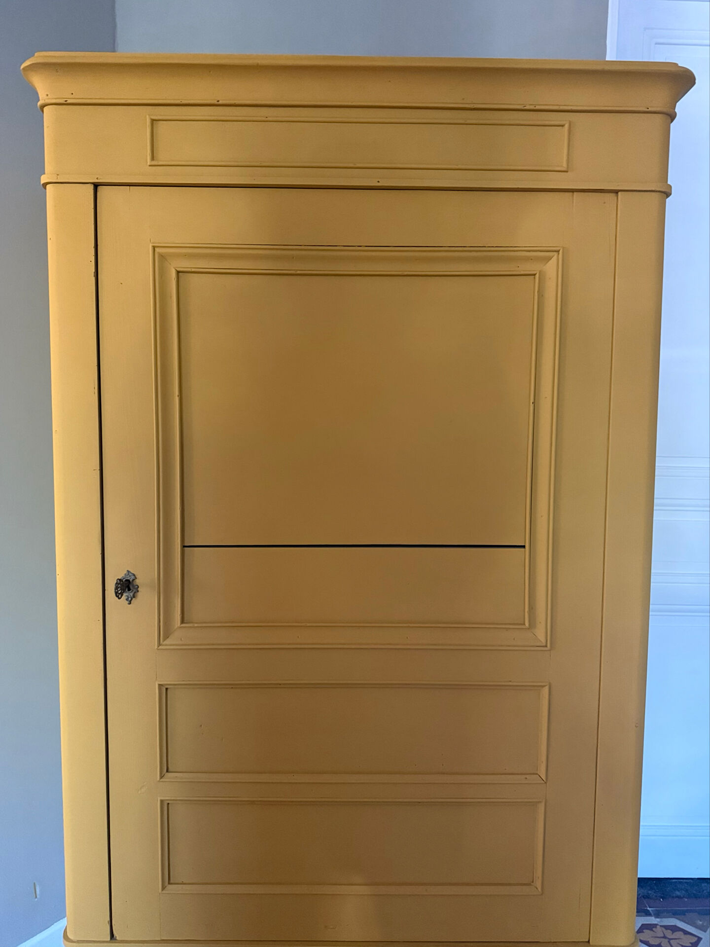 Armoire bonnetière bois massif