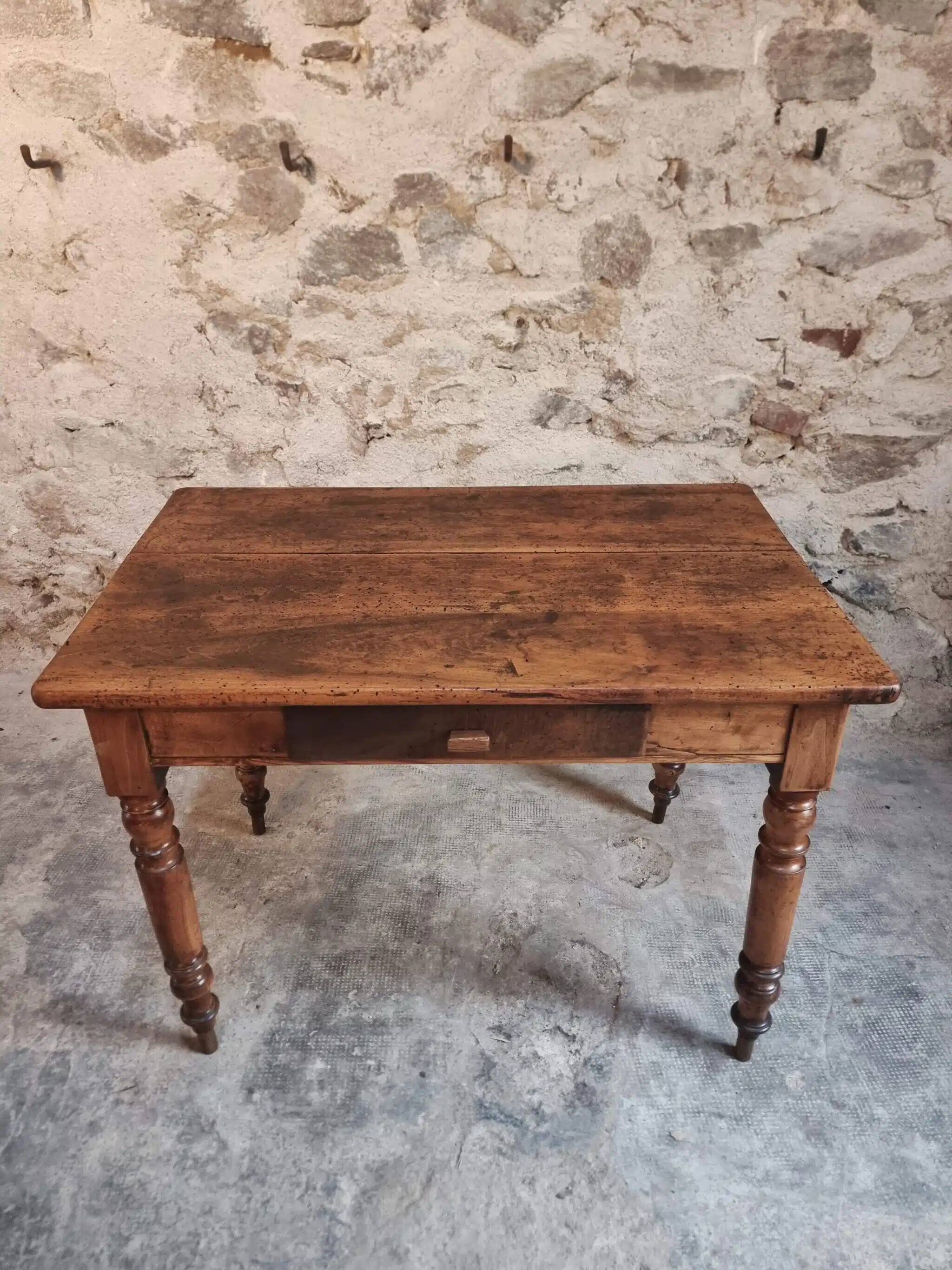 Table française ancienne en noyer – Table de cuisine ou bureau du XIXe siècle avec tiroir (100 × 64 × 74 cm)