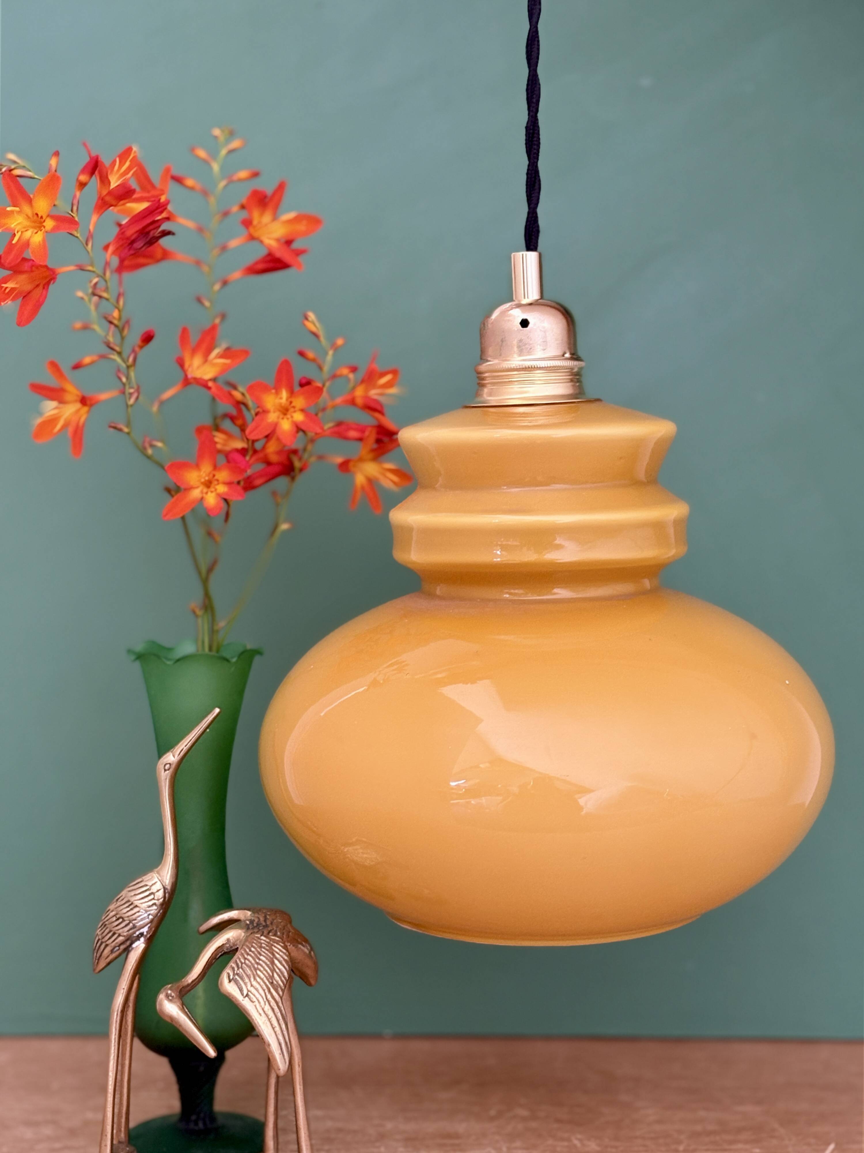 Suspension globe vintage en opaline ocre