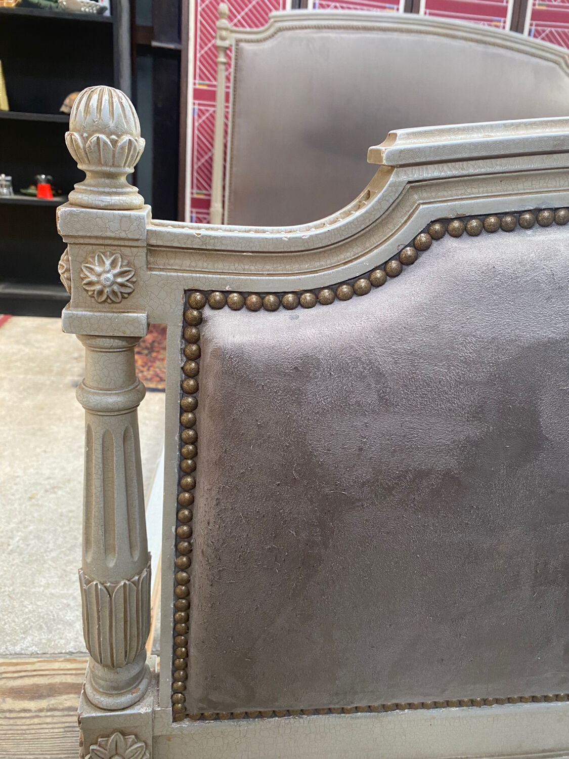 Lit style Louis XVI capitonné velours gris clouté