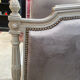 Lit style Louis XVI capitonné velours gris clouté