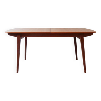 Scandinavian extendable table
