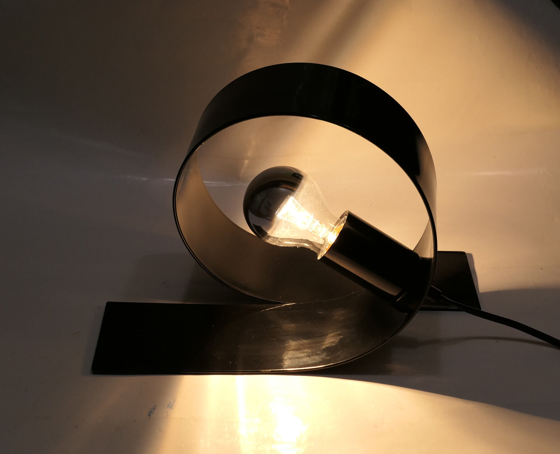 Lampe à poser design en métal laqué noir