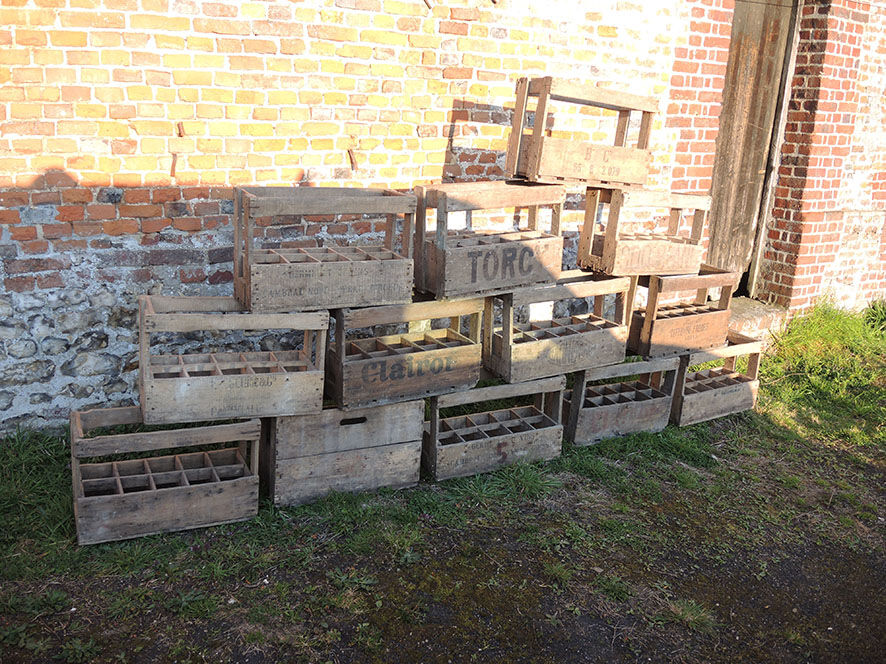 Old box with 10 wooden bottles -bc