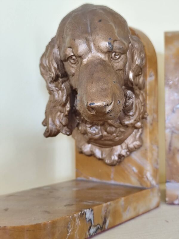 Paire de serres livres têtes de chiens en régule sur plaque de marbre, signé Lecourtier - sculptures
