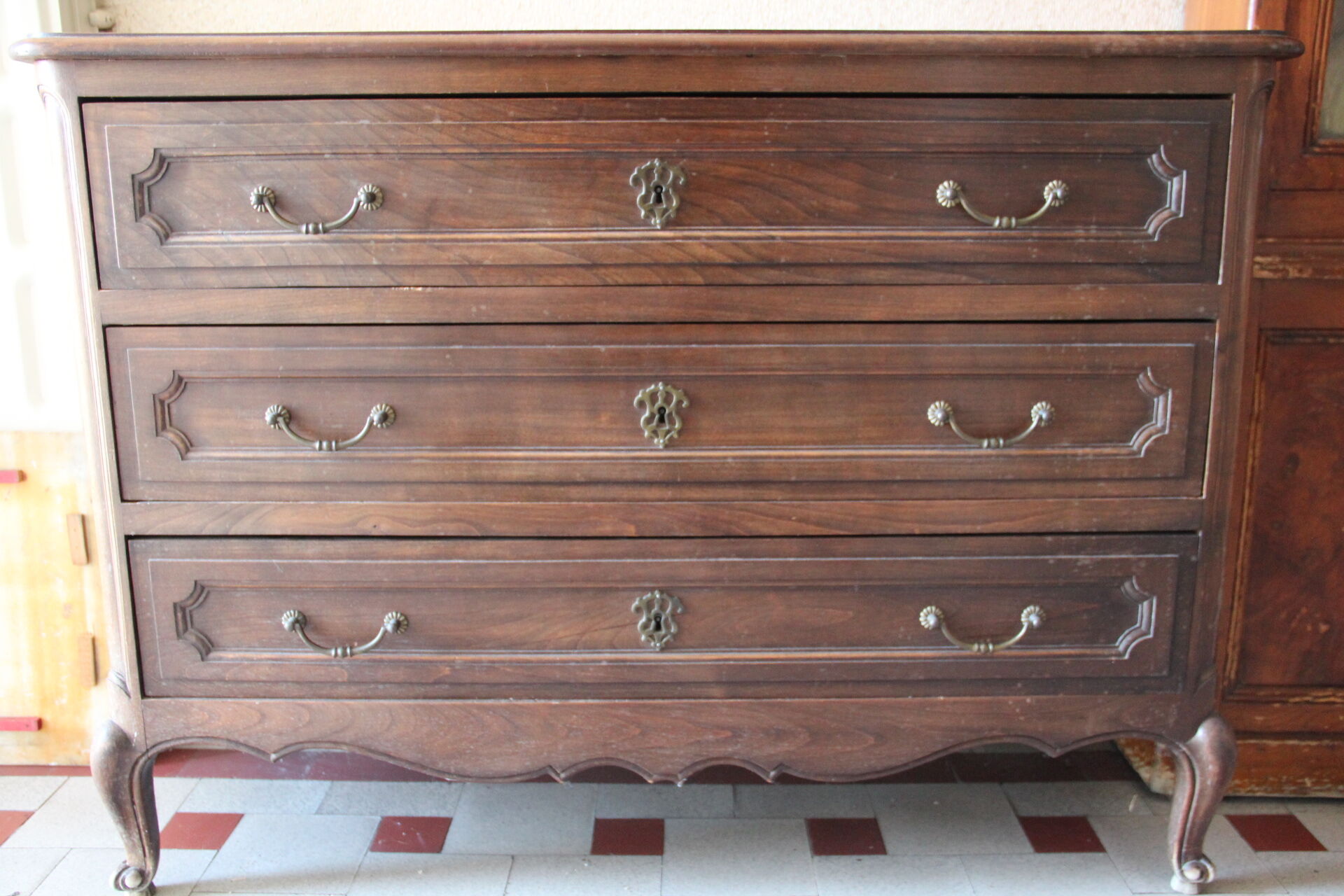 Commode régionale de style Louis XV