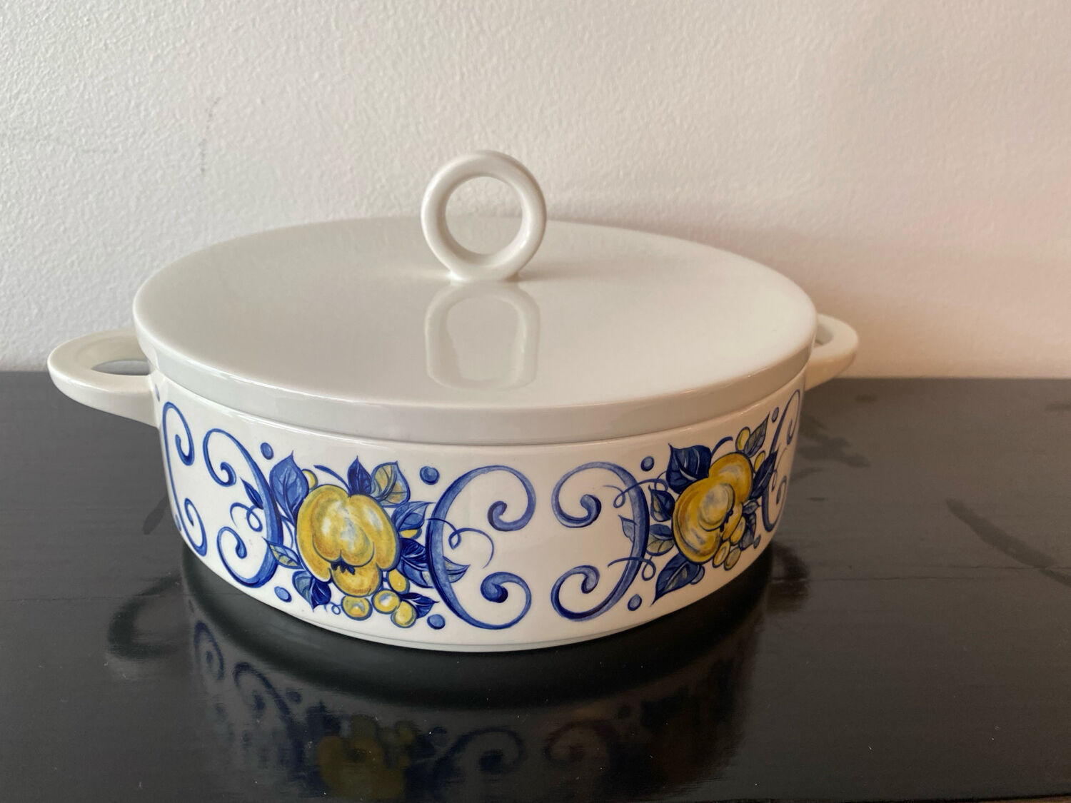 Large vegetable dish, salad bowl, soup tureen Model Cadiz from Villeroy & Boch.