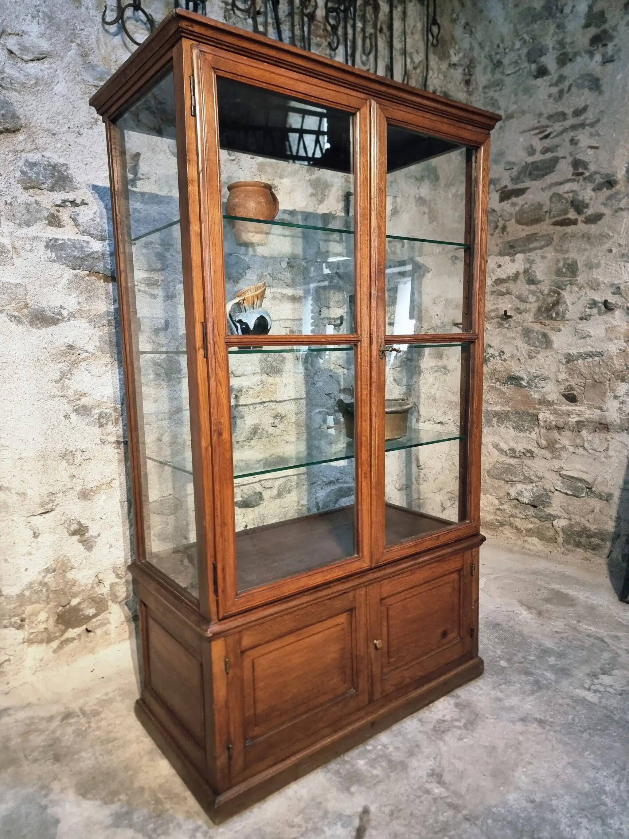 Vitrine ancienne en chêne français – Vitrine de musée d’un château de Bourgogne – vers 1900