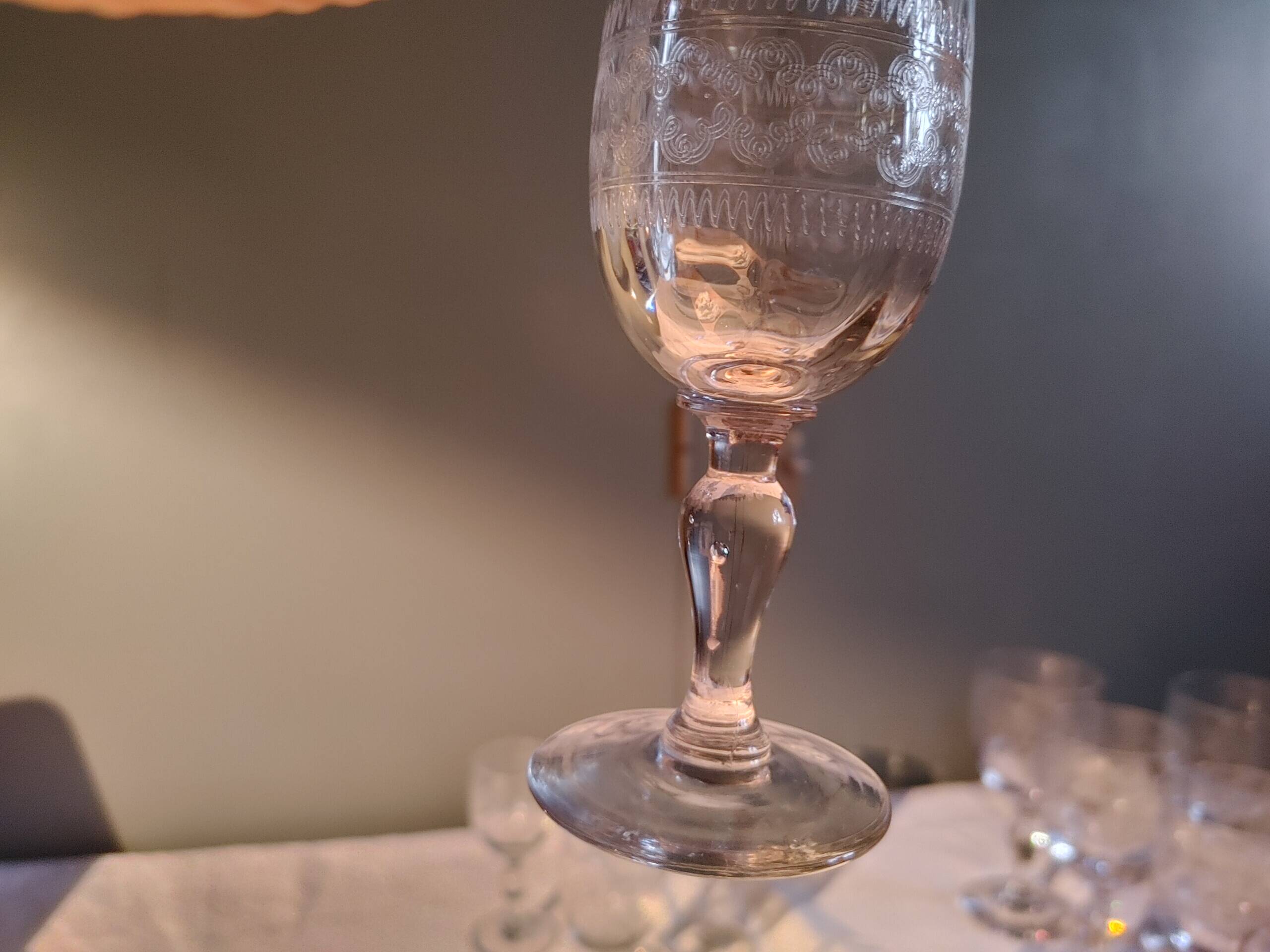 Verres anciens gravés - 6 eau - 6 vin - 6 apéritif