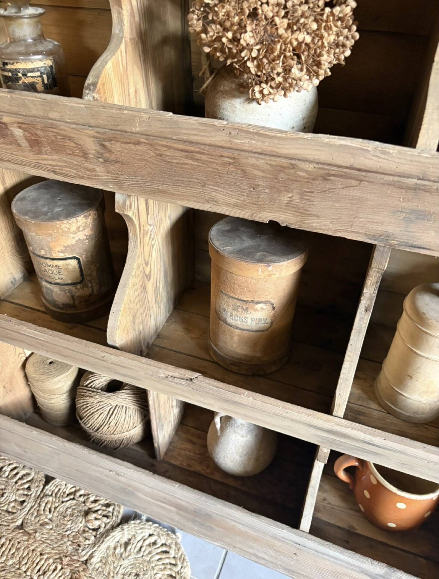 Ancien grainetier , meublé casiers en bois
