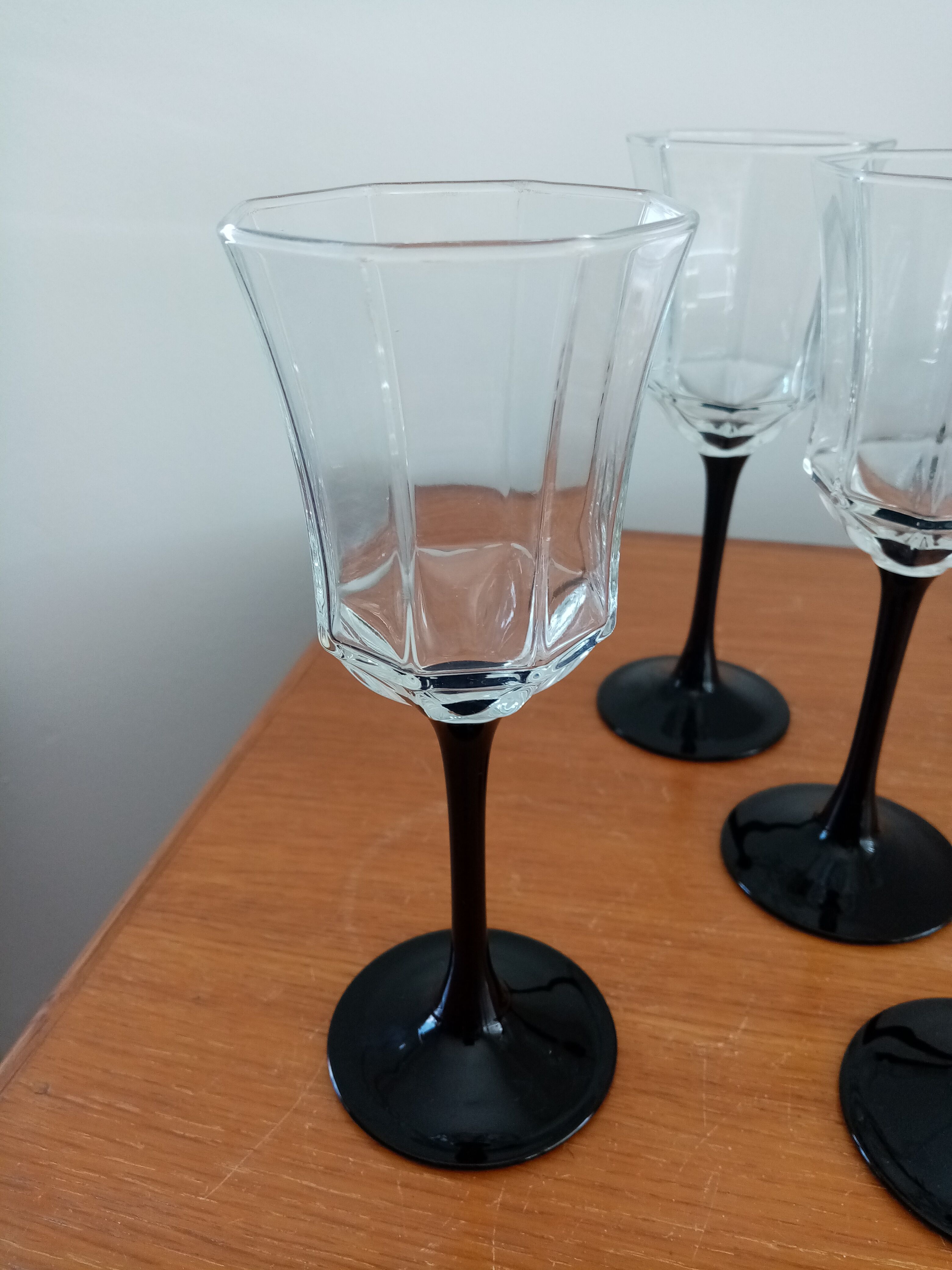 Black-footed glasses