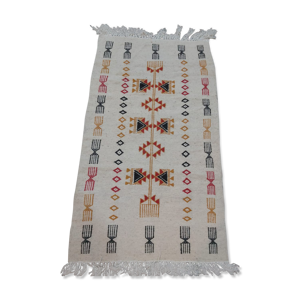 tapis blanc à motifs