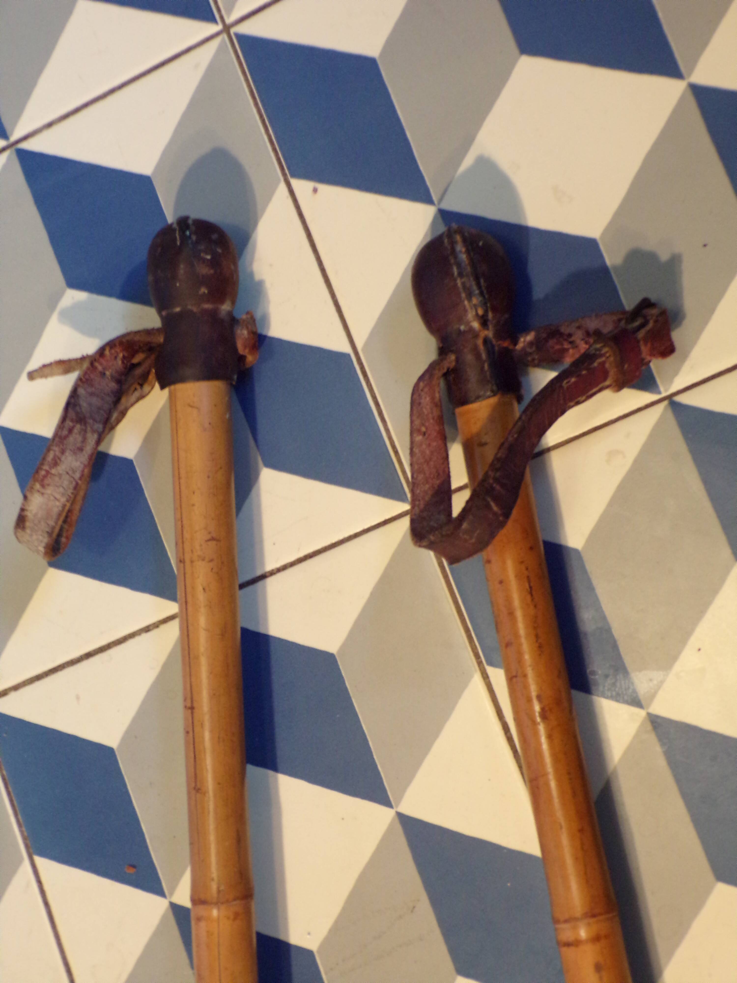 Bâtons de ski vintage en bambou