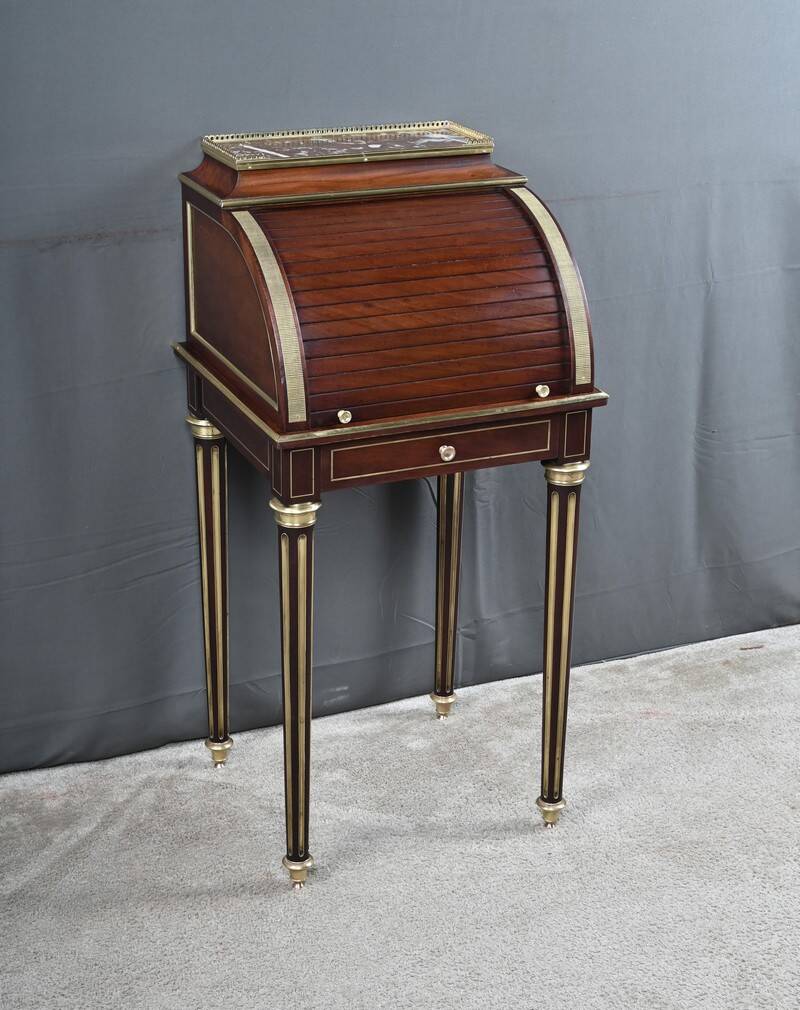 Small mahogany living room furniture, Louis XVI style – 2nd half of the 19th century.