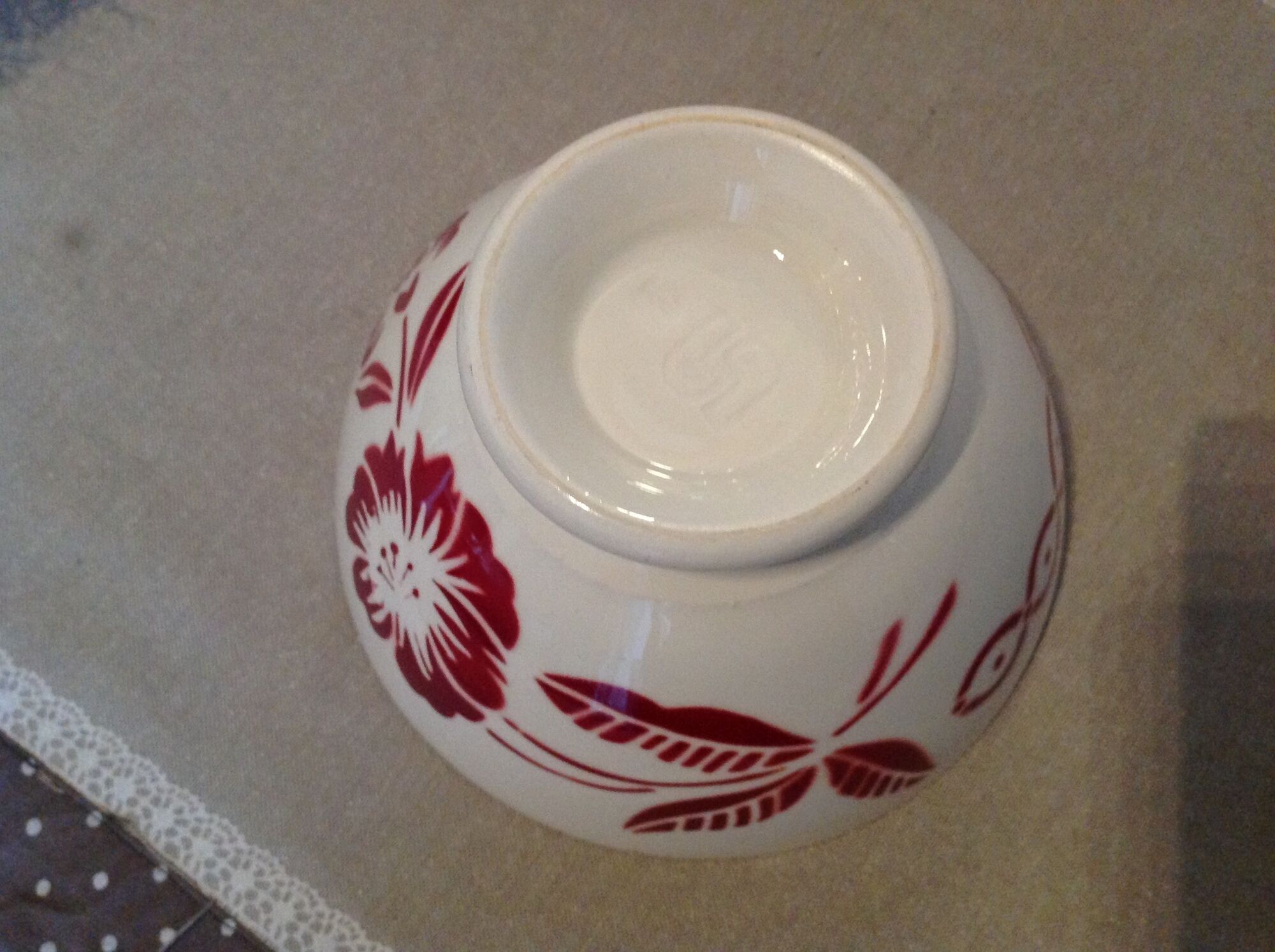 White bowl with red flowers from Sarreguemines vintage years 50-60