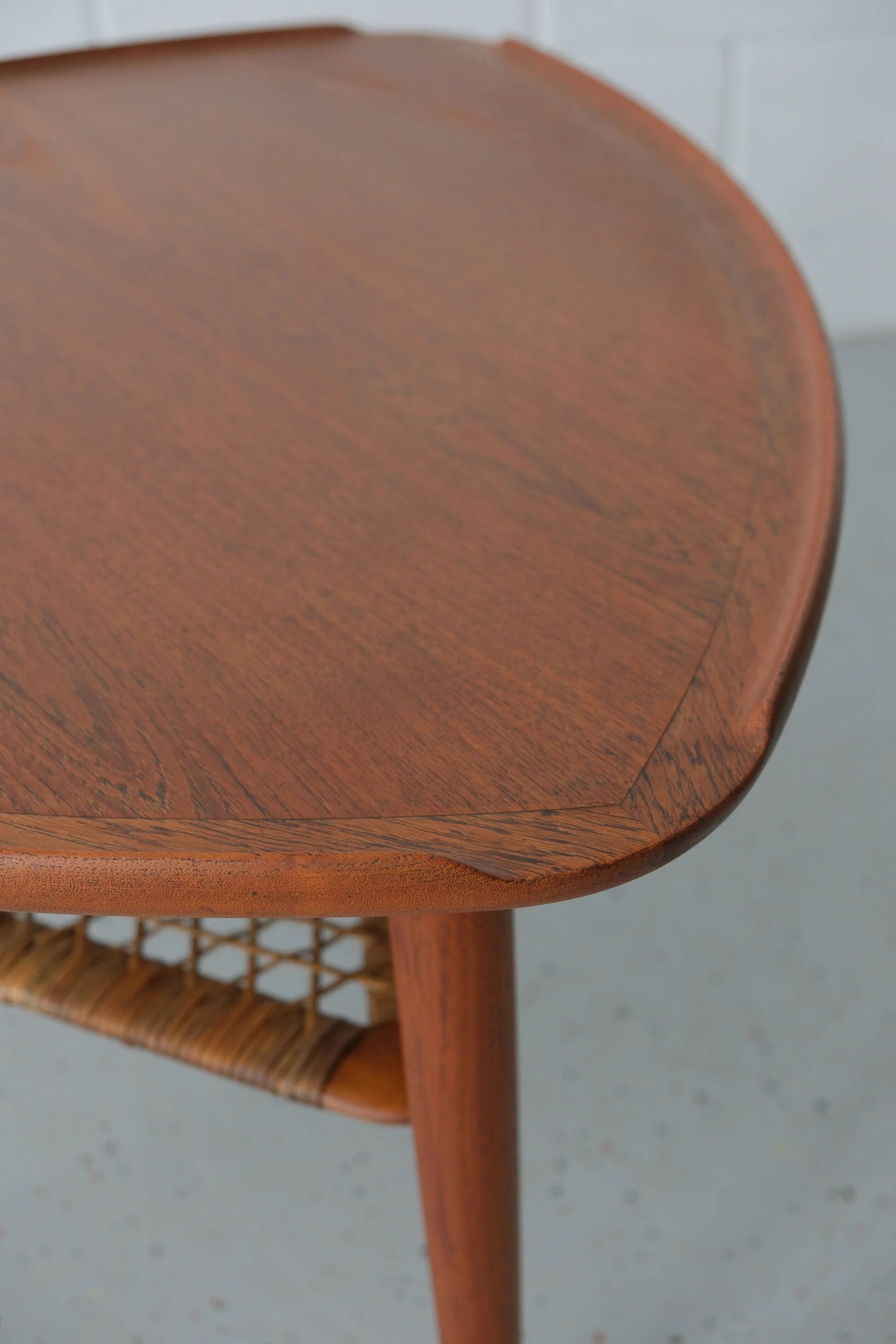 Table basse en teck Poul Jensen en forme de triangle
