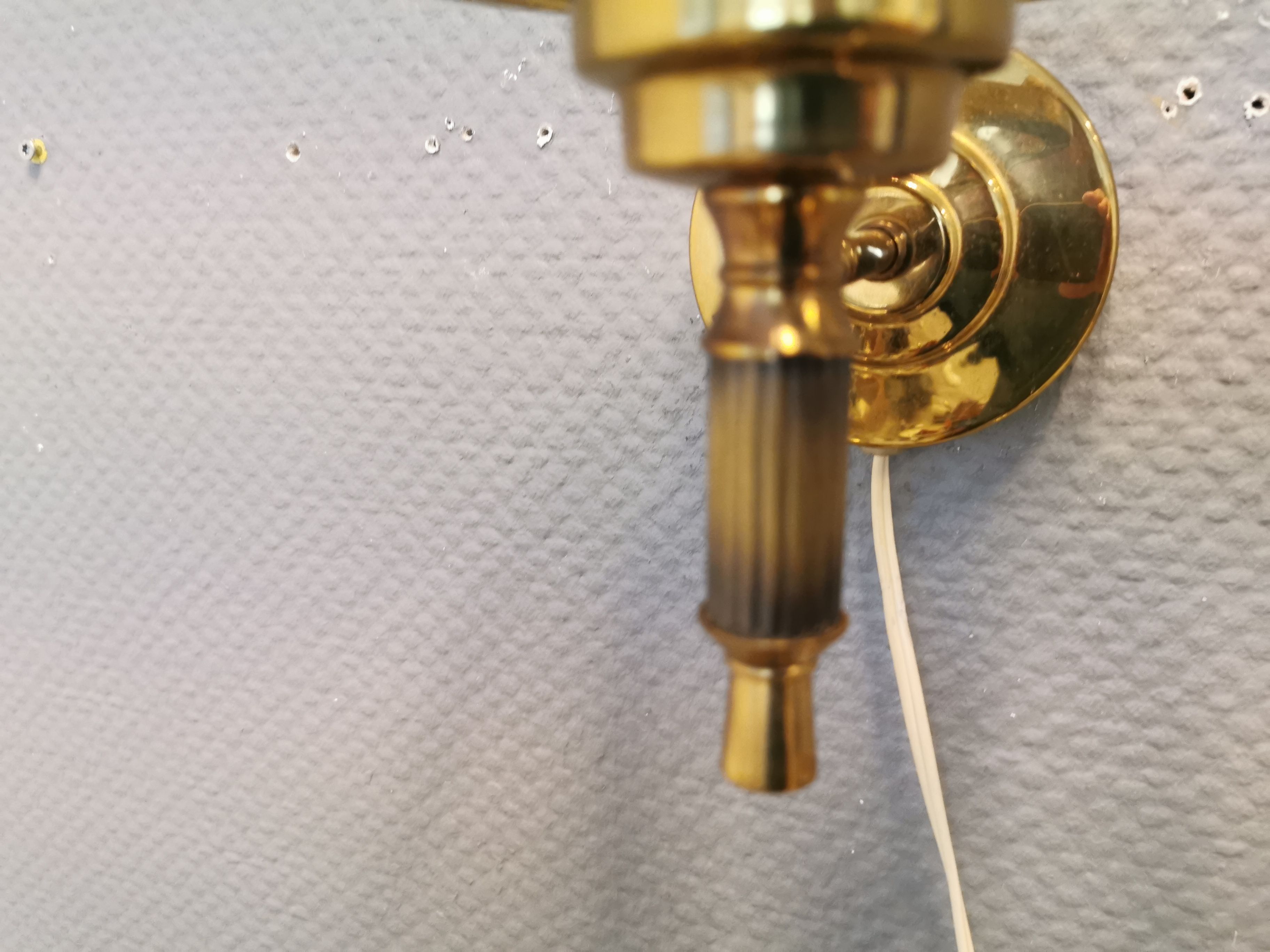 Older wall lamp, in metal, brass and milk-white glass