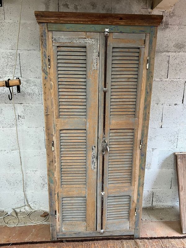 Armoire en persiennes en bois