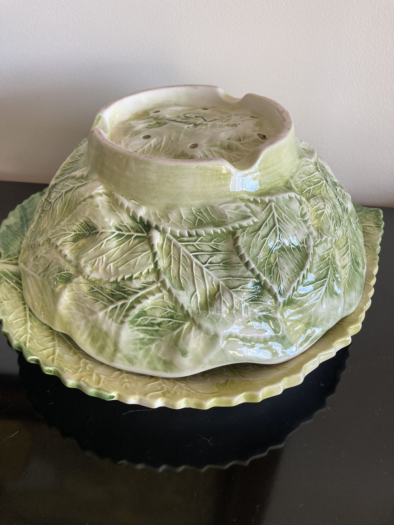 Cherry-decorated drainer fruit cup with its leaf-shaped dish