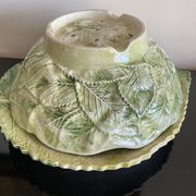Cherry-decorated drainer fruit cup with its leaf-shaped dish