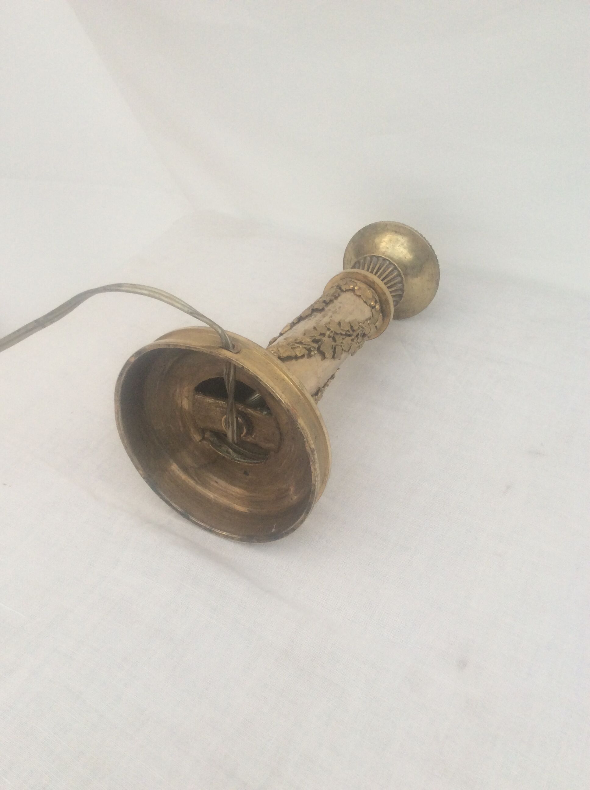 Golden bronze lamp, decorated with chiseled bronze with leaf motifs