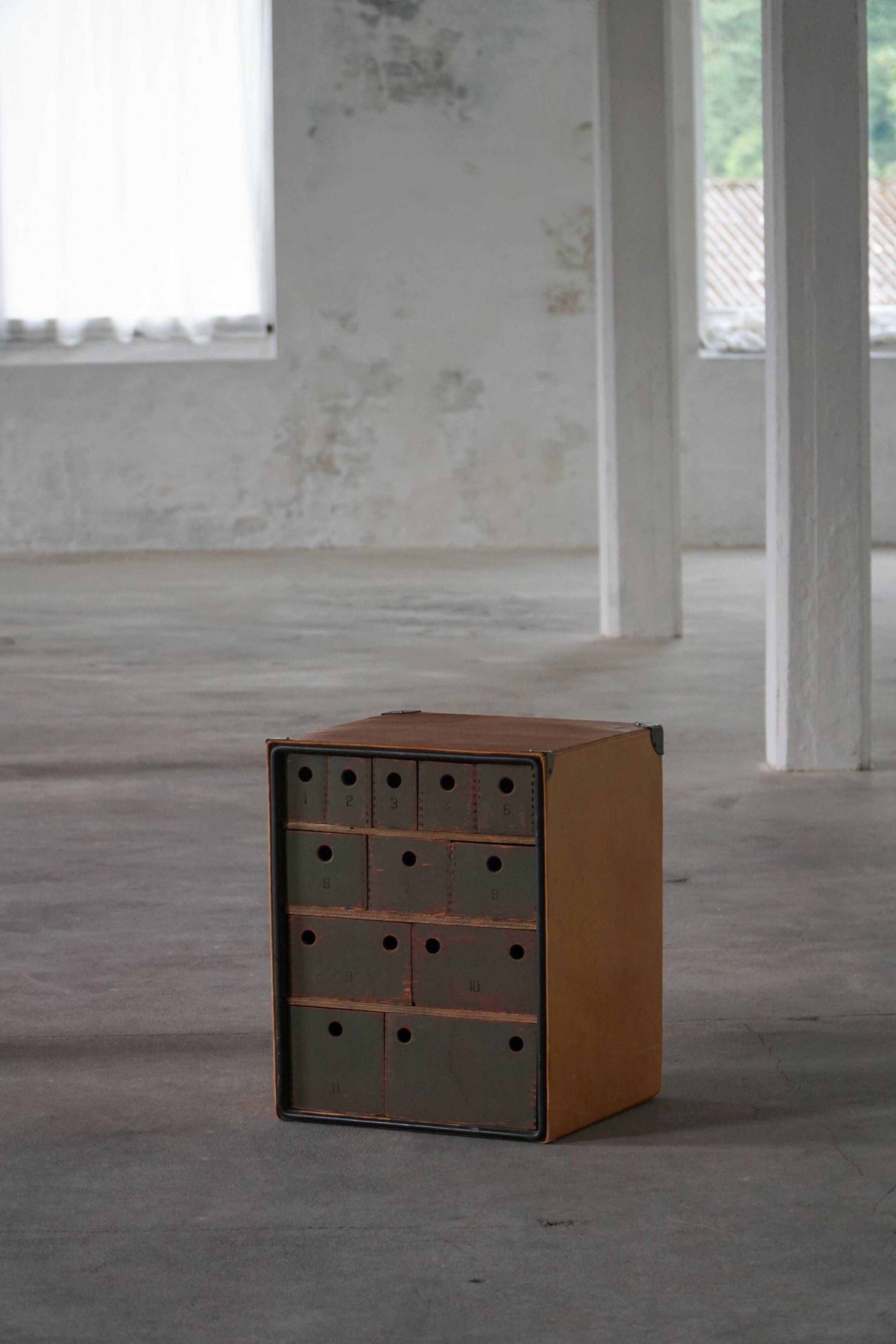 Vintage military-style trunk in leather and wood, late 20th century.