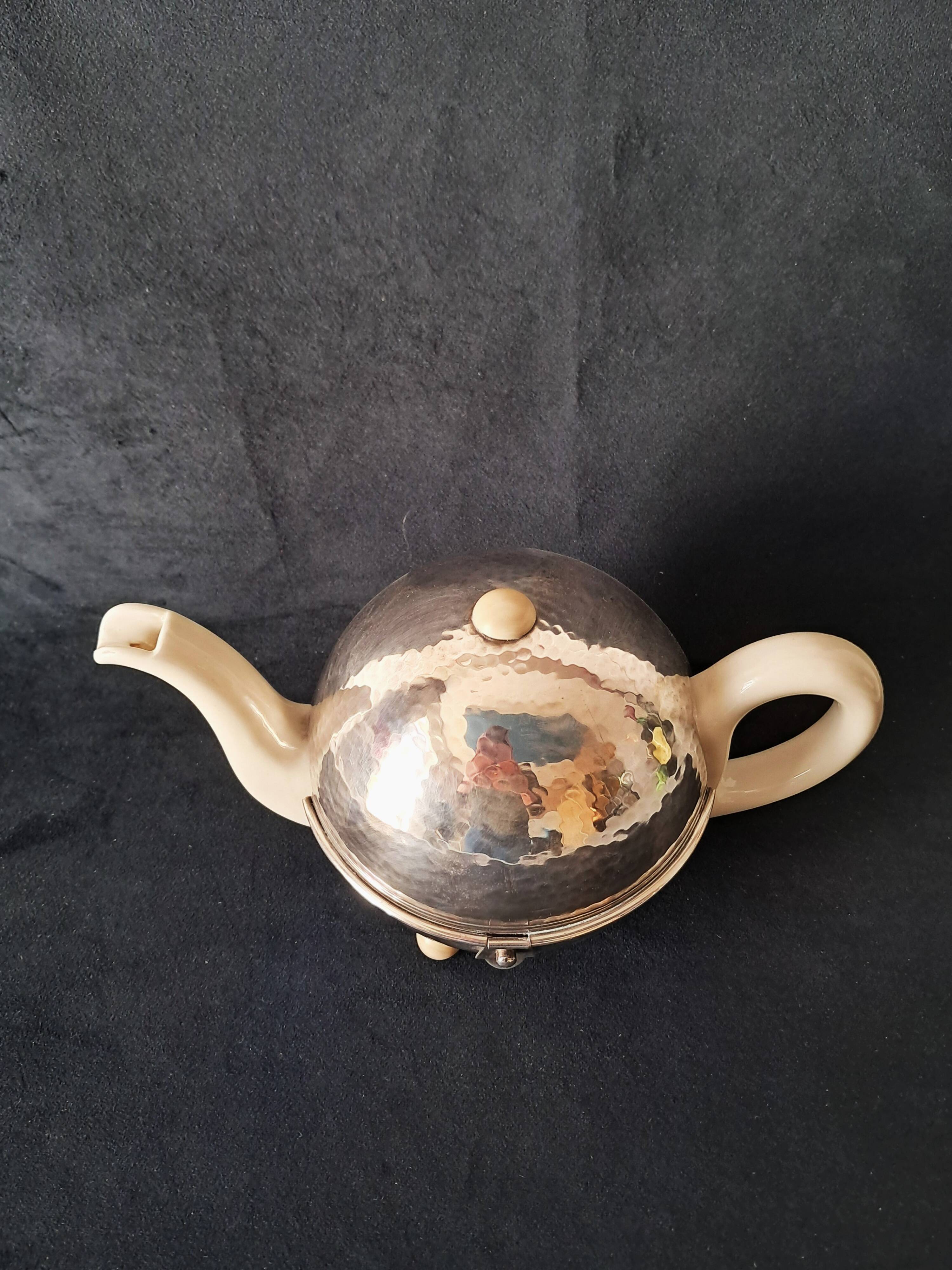 Théière Art Déco / Bauhaus en Métal Argenté Martelé et Faïence par WMF