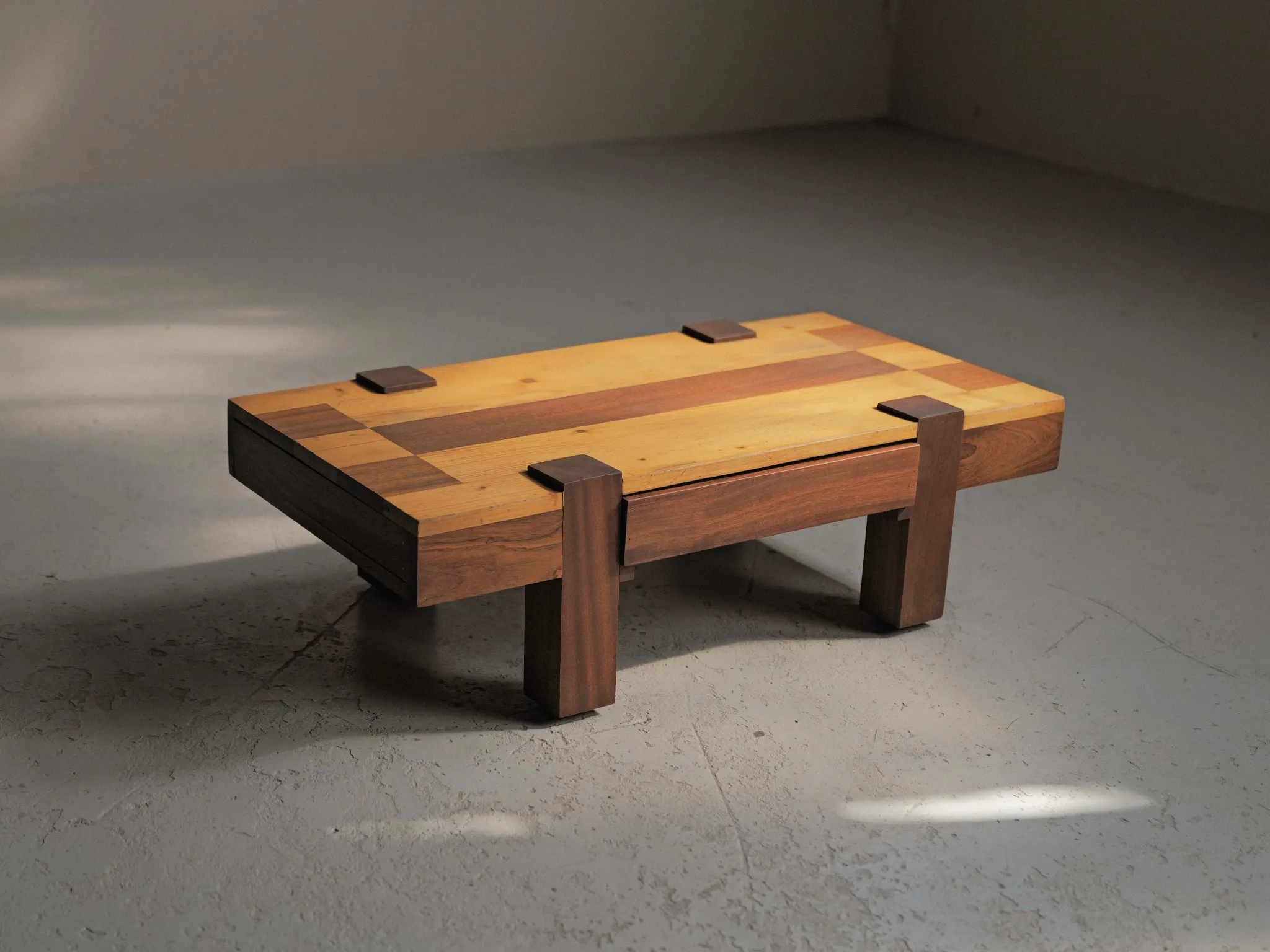 Table basse artisanale à plateau graphique, vers 1980