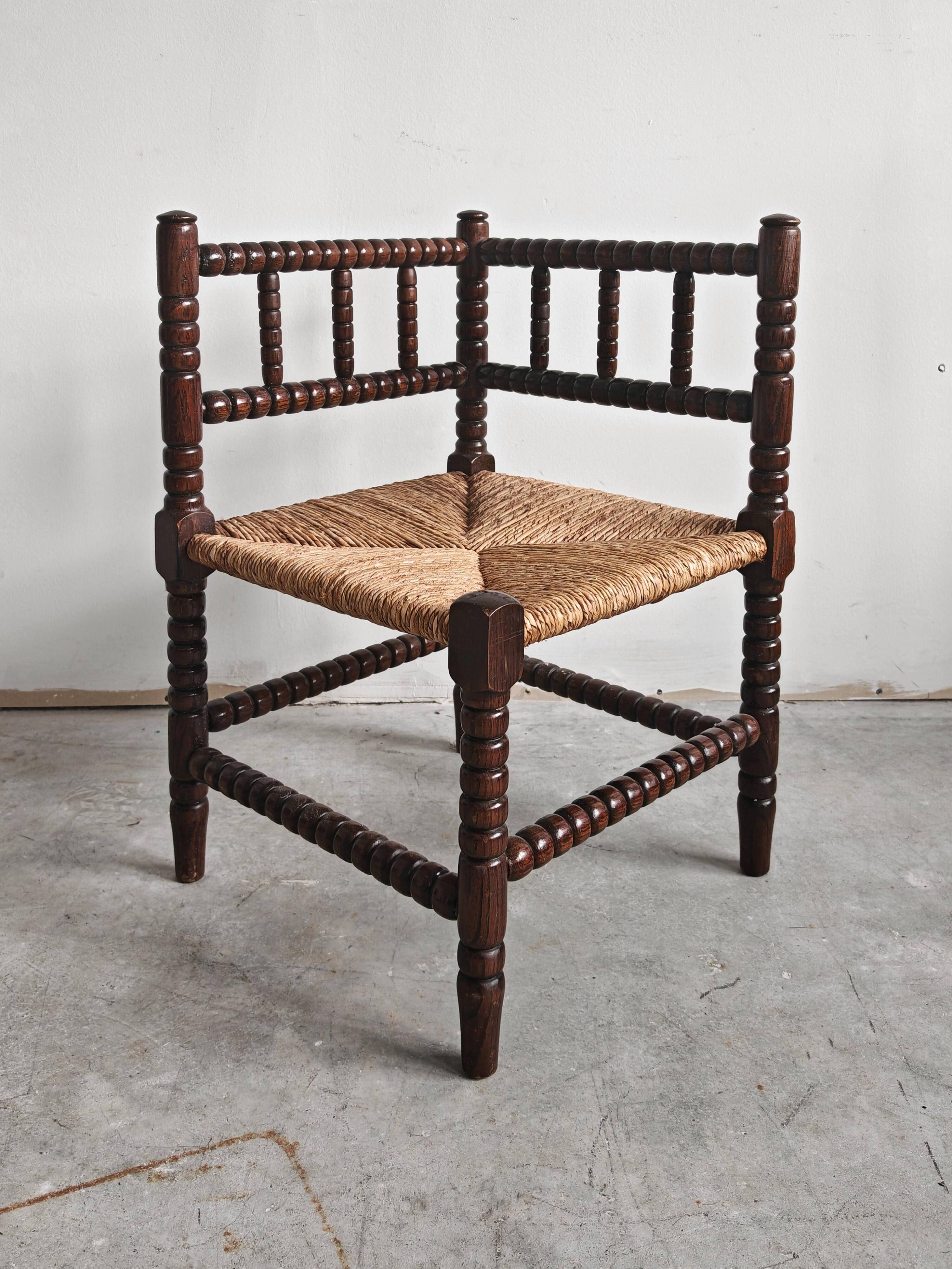 Chaise d’angle française provinciale ancienne en chêne sculpté, 1910