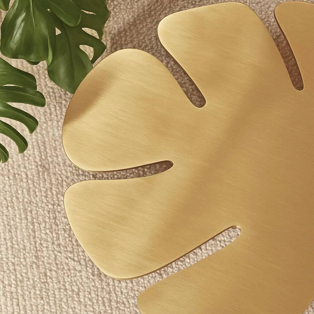 Monstera — Table basse sculpturale en laiton brossé par Veliento