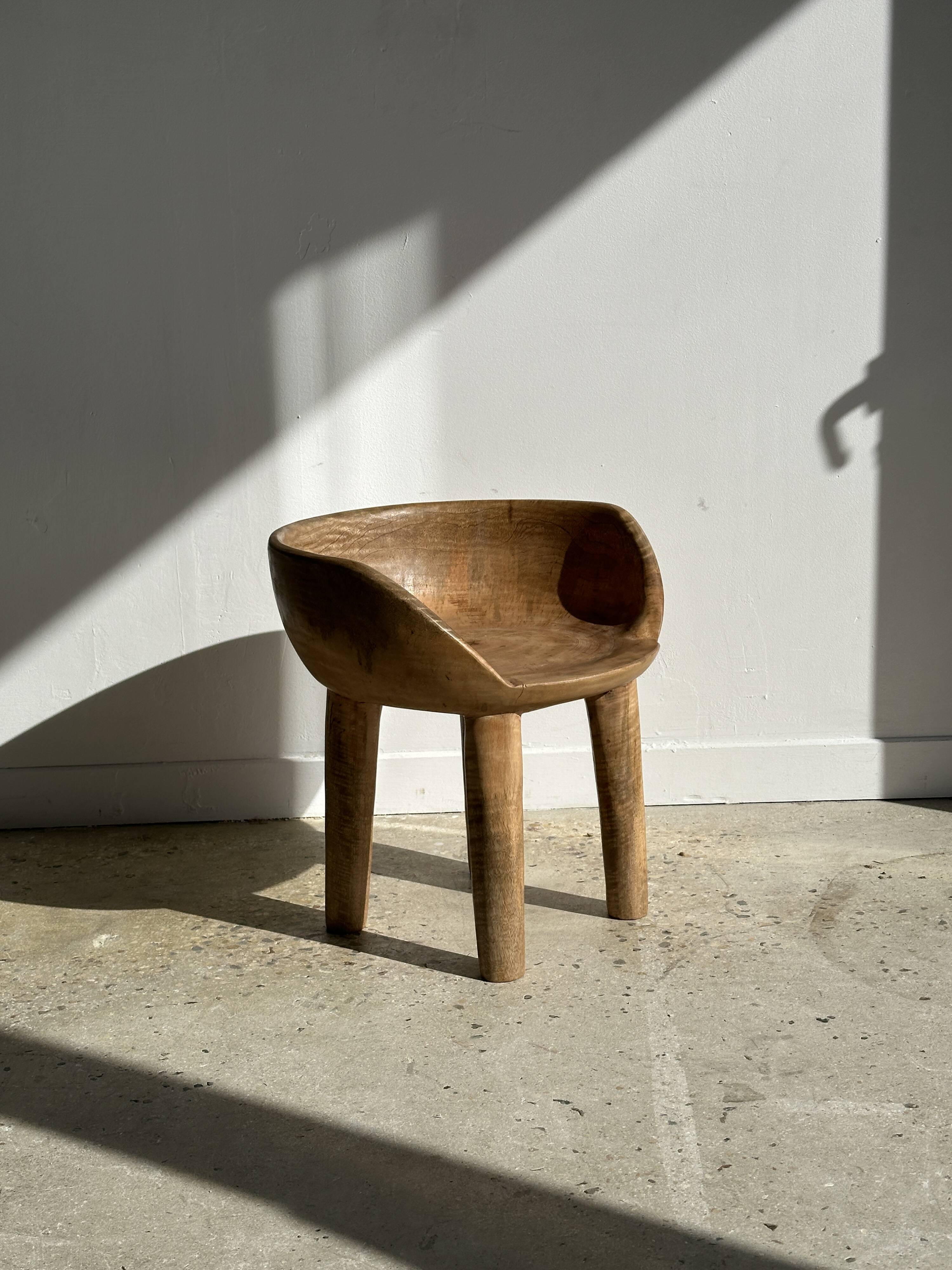 Quadripod chair with round seat and small back in natural monoxyl mango wood