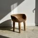 Chaise quadripode assise ronde à petit dossier en manguier naturel monoxyle